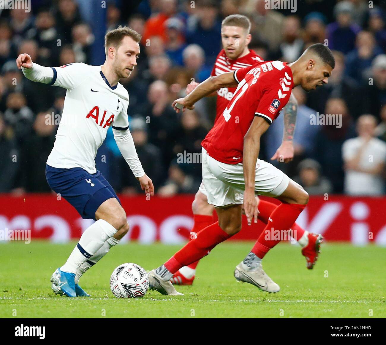 Londra, INGHILTERRA - JANUARY14: Tottenham Hotspur's Christian Eriksen e Ashley Fletcher di Middlesbroughduring Emirates fa Cup Terzo turno Risposta partita tra Tottenham Hotspur e Middlesborough il 14 gennaio 2020 al Tottenham Hotspur Stadium, Londra, Inghilterra. Foto Stock