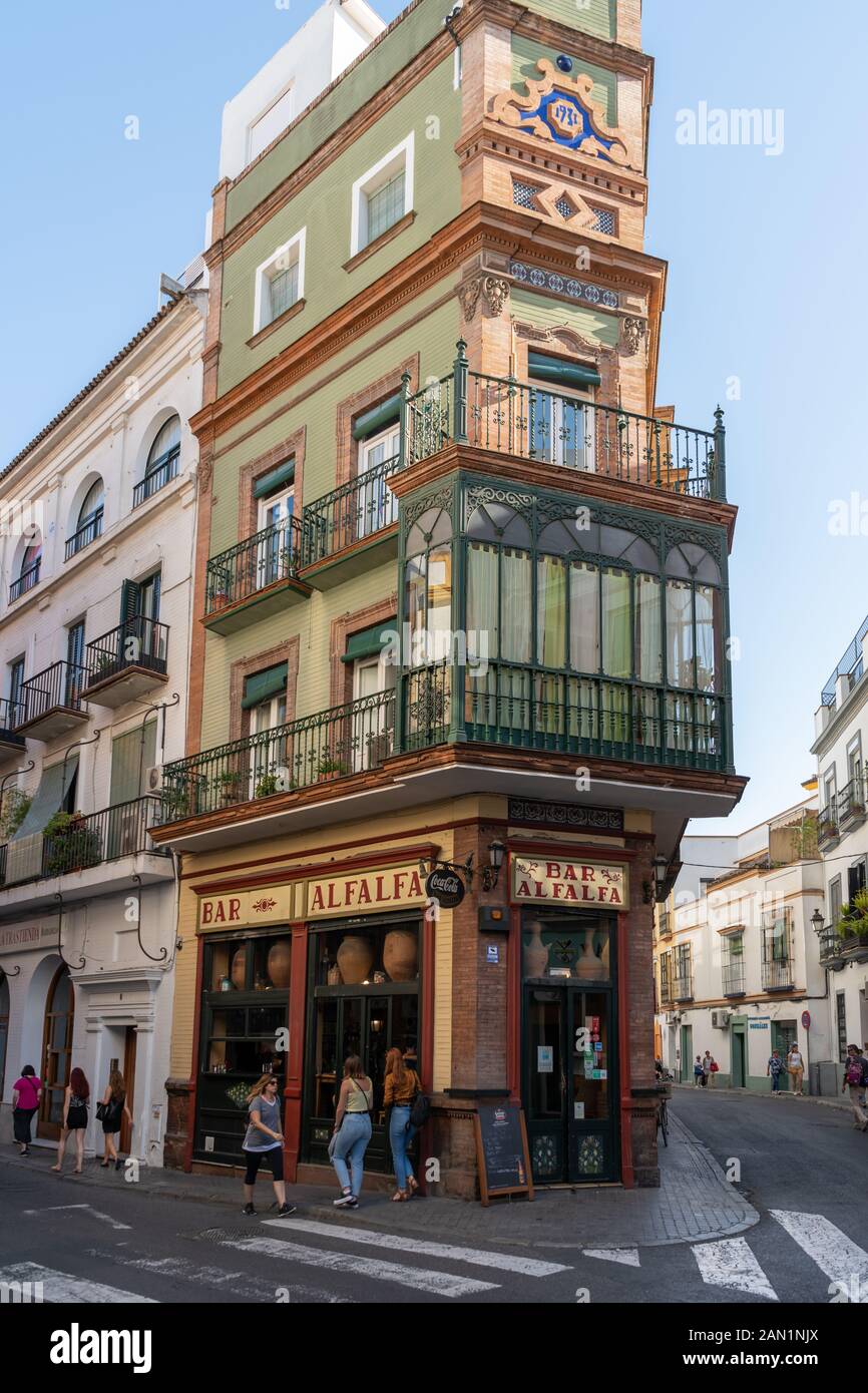 Il Bar Alfalfa, decorato e colorato, si trova all'angolo tra Calle Alfalfa e Calle Candilejo Foto Stock