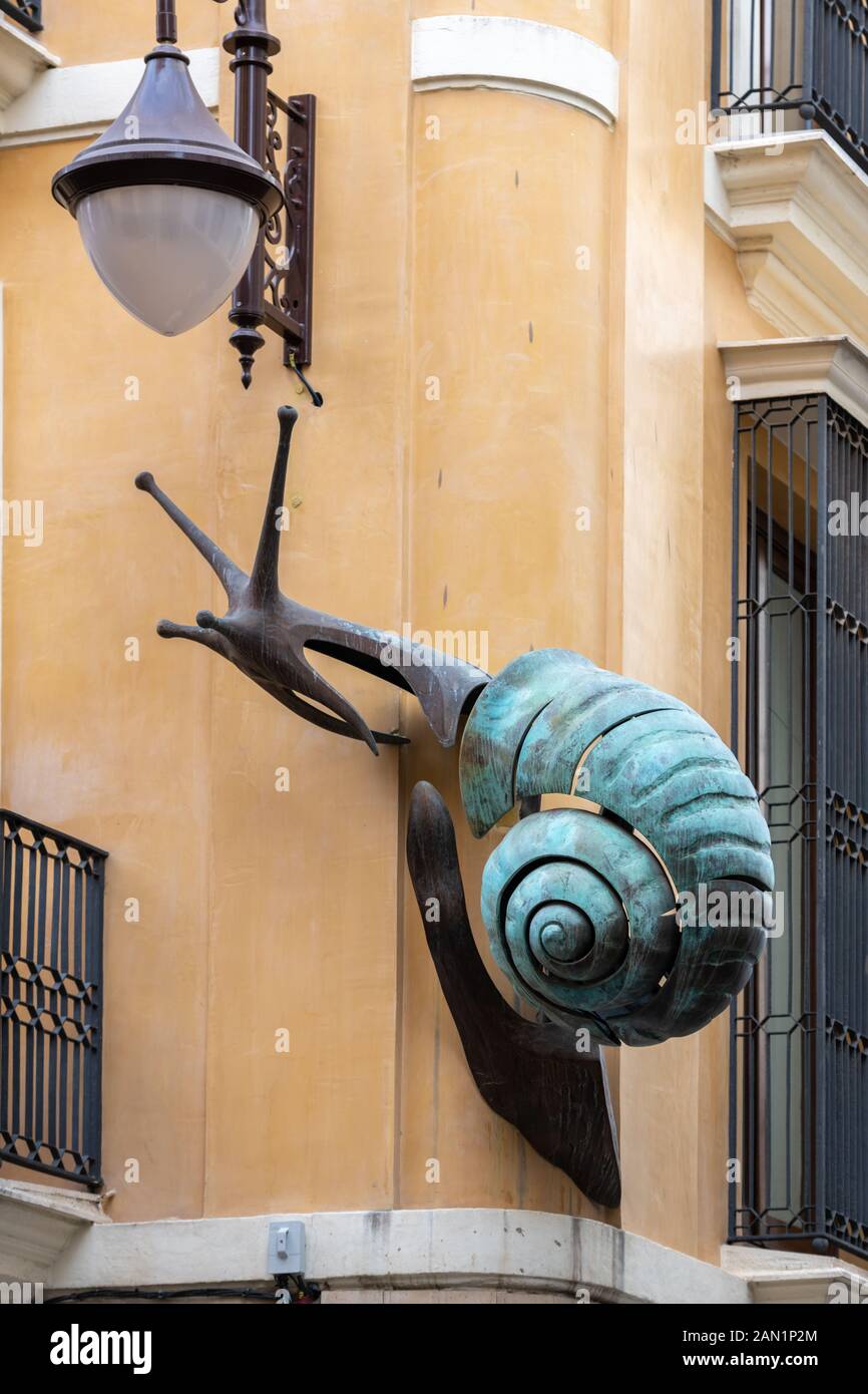 Chiqui Diaz 2008 scultura in bronzo di una lumaca gigante, su un muro in Calle Lineros, Siviglia Foto Stock