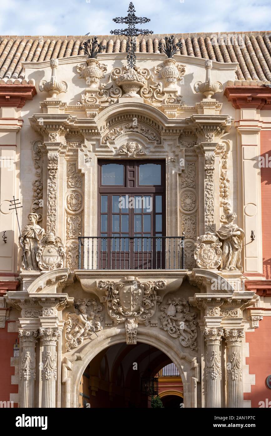 Lorenzo Fernández de Figueroa e il portale in stile barocco spagnolo di Diego Antonio Díaz, 18th C. del Palazzo dell'Arcivescovo di Plaza Virgen de los Reyes Foto Stock