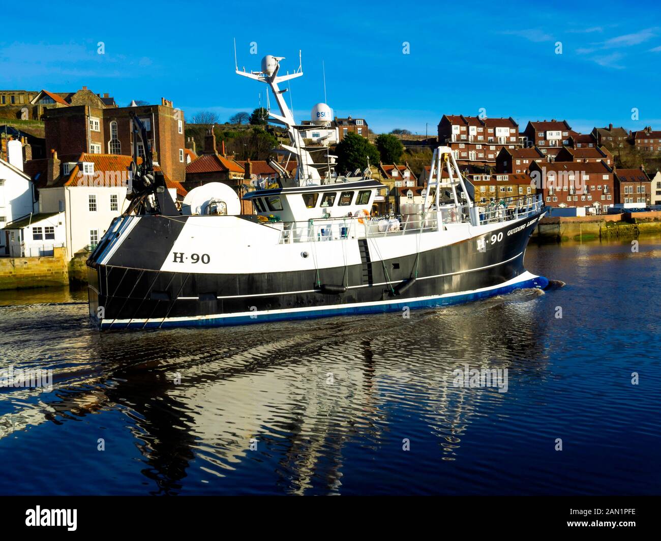 Una barca da pesca H90 chiamata "Guiding Light" sulla sua strada verso il porto di Whitby Foto Stock Una barca da pesca H90 chiamata "Guiding Light" sulla sua strada verso il porto di Whitby Foto Stock