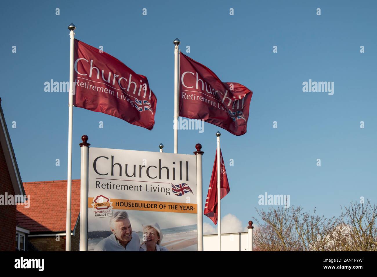Littlehampton, West Sussex, Regno Unito, Gennaio, 15, 2020, Churchill pensionamento bandiere viventi pubblicità un nuovo recente sviluppo. Foto Stock