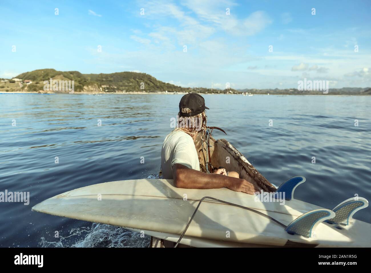 Irriconoscibile surfista in barca a cavallo durante il giorno di sole Foto Stock