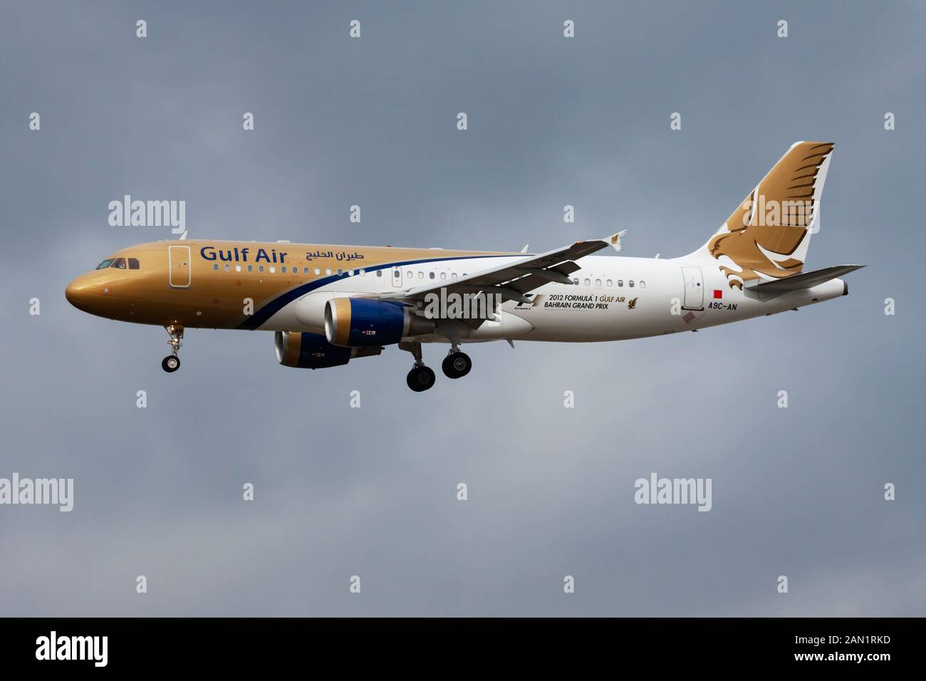 Francoforte / Germania - 4 dicembre 2012: Gulf Air Airbus A320 A9C-un aereo di passeggero atterraggio all' aeroporto di Francoforte Foto Stock