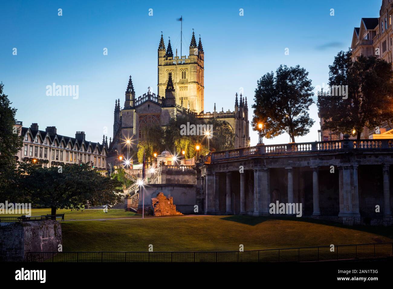 Vista serale dell'Abbazia di Bath dall'altra parte del Fiume Avon, Bath, Somerset, Inghilterra Foto Stock