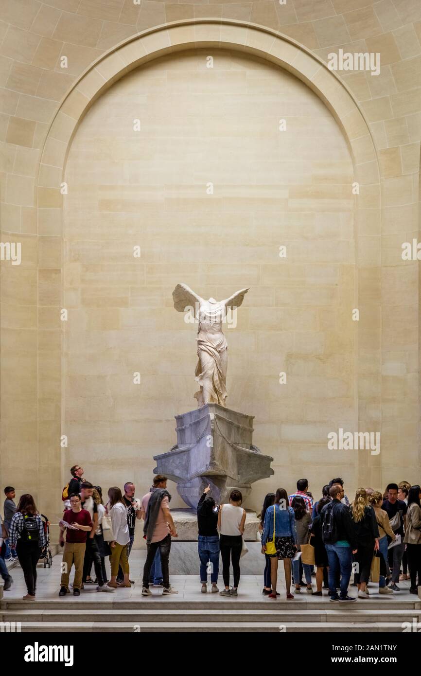 Statua della Vittoria Alata "Victoire de Samotracia" nel Museo del Louvre, Parigi, Francia Foto Stock