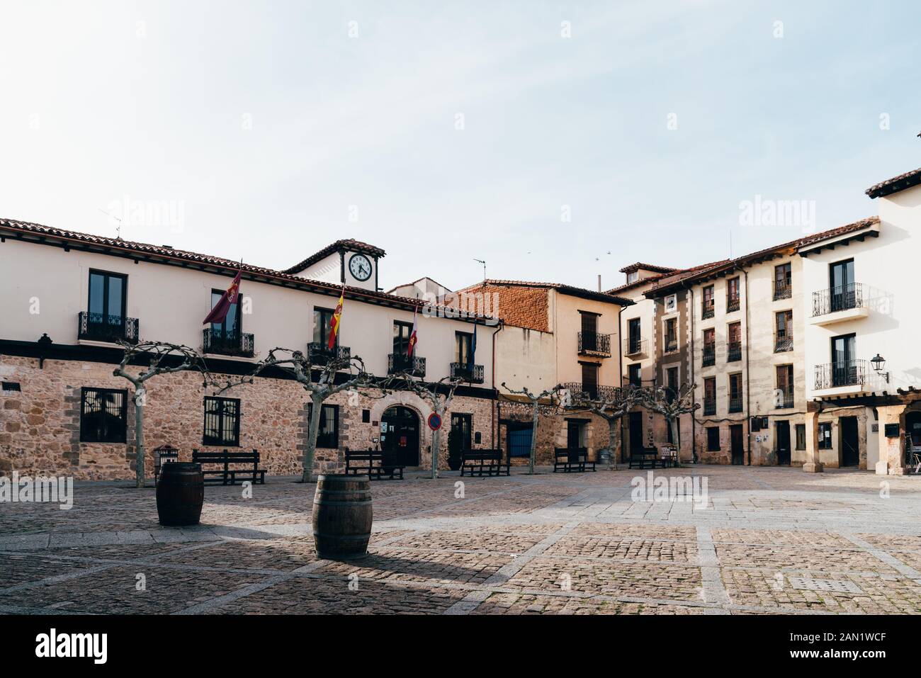 Covarrubias, Spagna - 16 Aprile 2019: una piazza pittoresca nella città medievale di Covarrubias in Castiglia Foto Stock