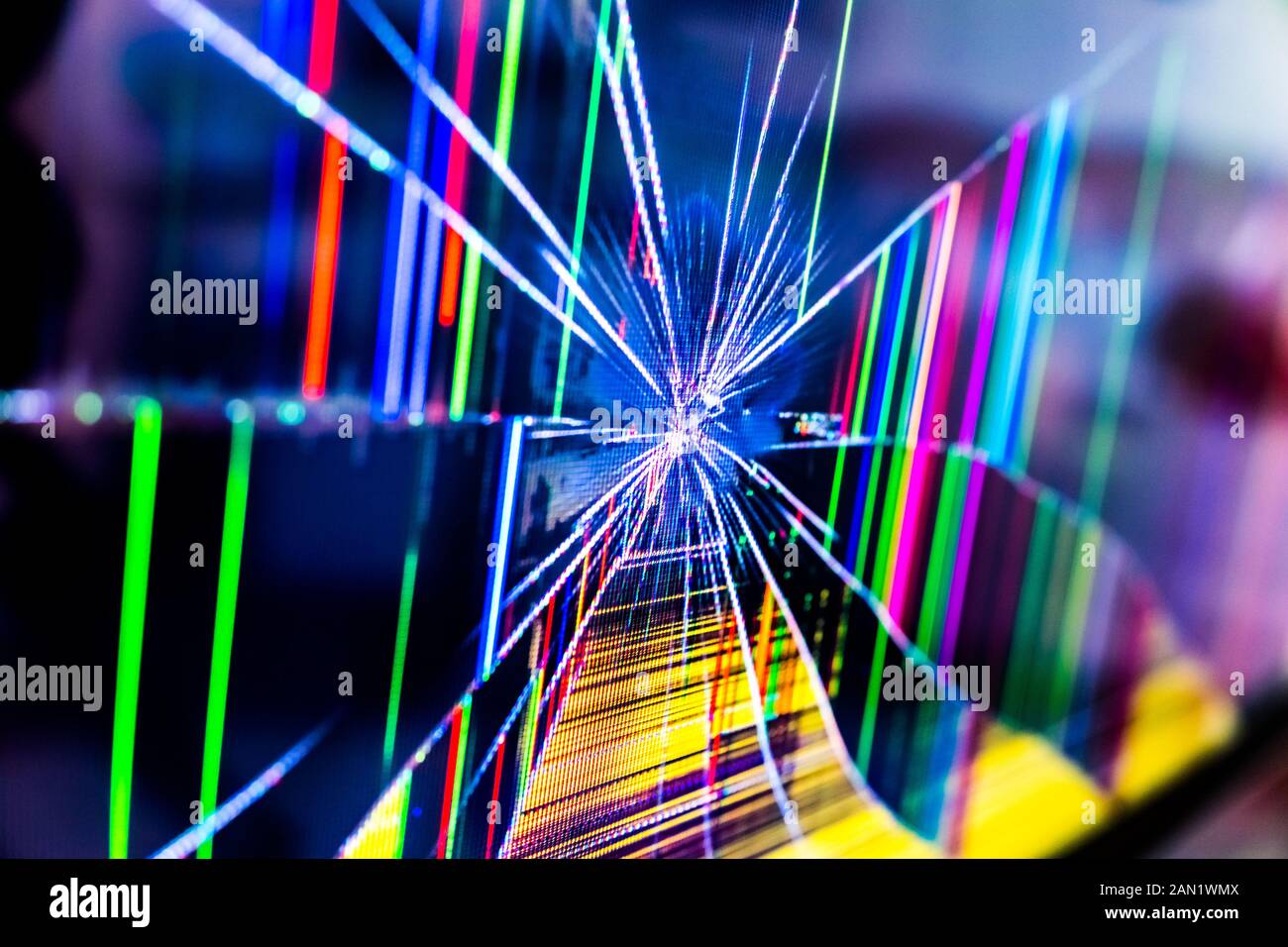 Rottura dello schermo led colpito da un martello, con molti colori di sfondo mentre è in esecuzione. Foto Stock