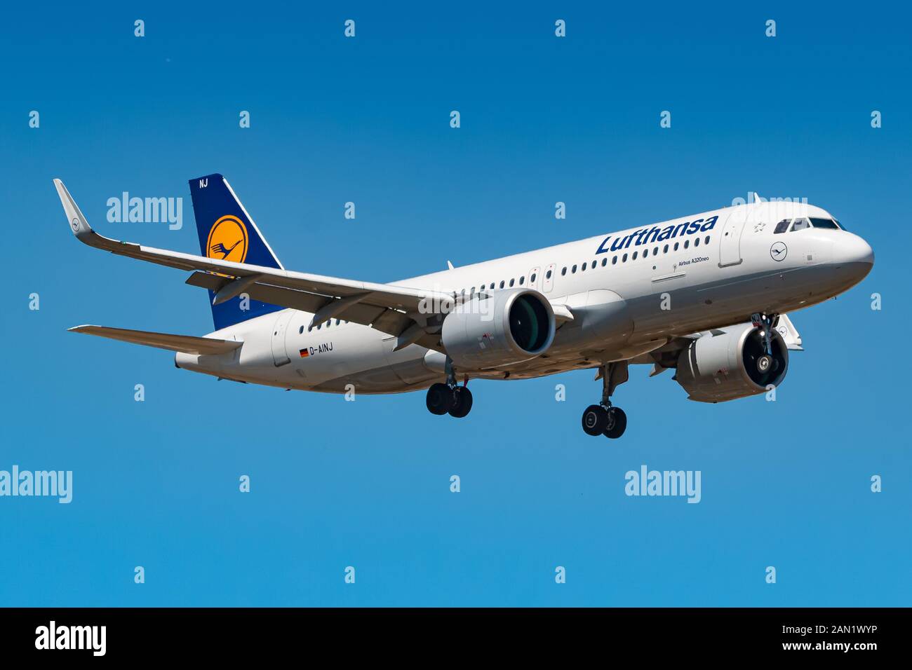 Francoforte, Germania - Luglio 8, 2018: compagnie aeree Lufthansa Airbus A320 aereo all'aeroporto di Francoforte (FRA) in Germania. Airbus è un aeromobile manufactur Foto Stock Francoforte, Germania - Luglio 8, 2018: compagnie aeree Lufthansa Airbus A320 aereo all'aeroporto di Francoforte (FRA) in Germania. Airbus è un aeromobile manufactur Foto Stock