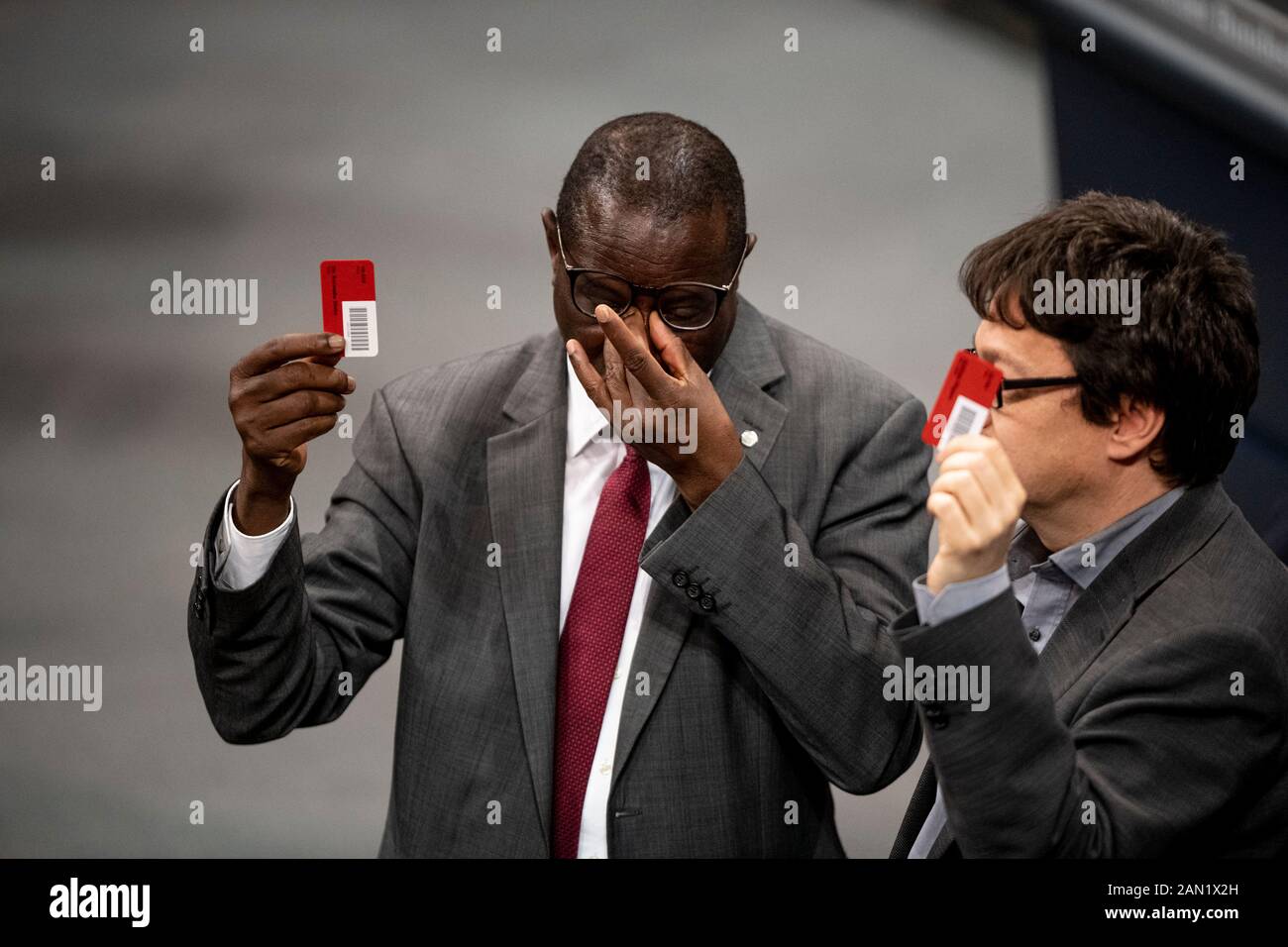 Berlino, Germania. 15th Gen 2020. Karamba Diaby (l)(SPD), membro del Bundestag, si trova in Aula durante la votazione sul mandato per lo spiegamento delle forze armate in Iraq. Secondo il membro del Bundestag, l'ufficio dei suoi cittadini a Halle è stato girato. Credit: Fabian Sommer/Dpa/Alamy Live News Foto Stock