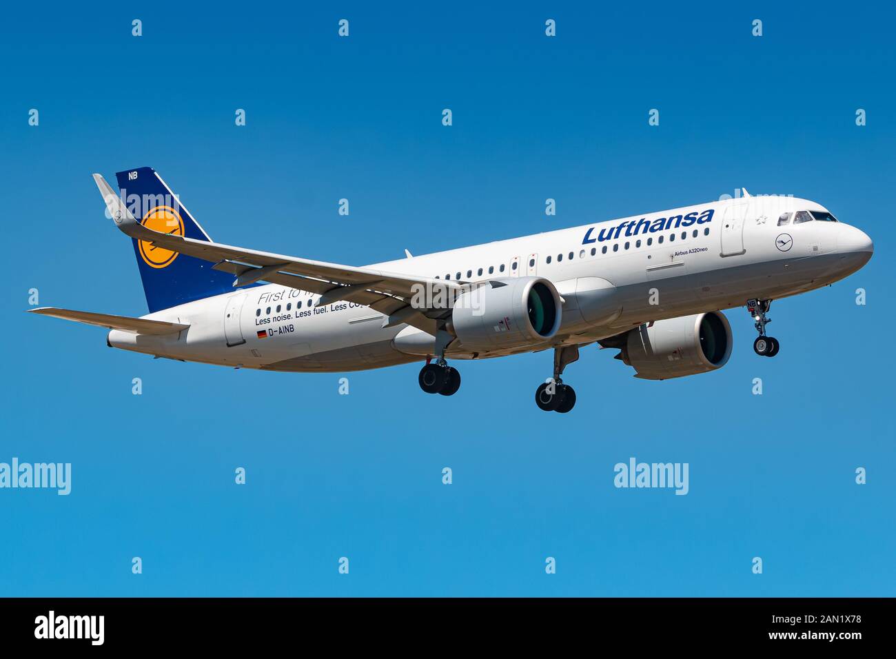 Francoforte, Germania - Luglio 8, 2018: compagnie aeree Lufthansa Airbus A320 aereo all'aeroporto di Francoforte (FRA) in Germania. Airbus è un aeromobile manufactur Foto Stock Francoforte, Germania - Luglio 8, 2018: compagnie aeree Lufthansa Airbus A320 aereo all'aeroporto di Francoforte (FRA) in Germania. Airbus è un aeromobile manufactur Foto Stock