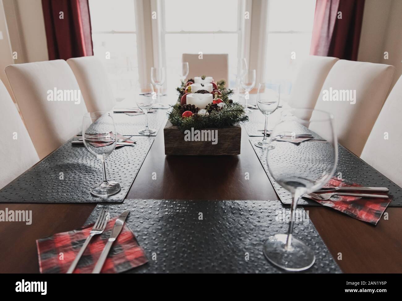 Primo piano di un tavolo da pranzo per una cena natalizia Foto stock - Alamy