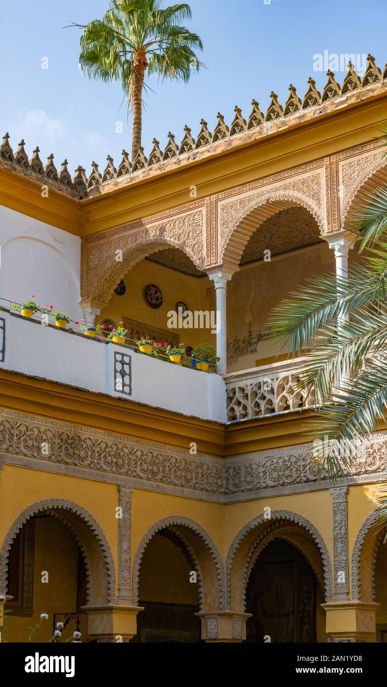 La galleria d'arte gotica-moresca intorno al patio de las Palmeras in stile andaluso, il pezzo centrale del Palacio de las Dueñas di Siviglia Foto Stock