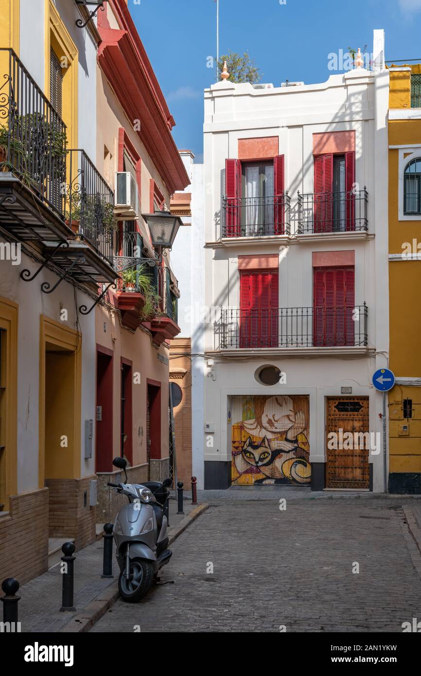 Case colorate fiancheggiano la stretta Calle Espirituu Santo al suo incrocio con Calle Castellar Foto Stock