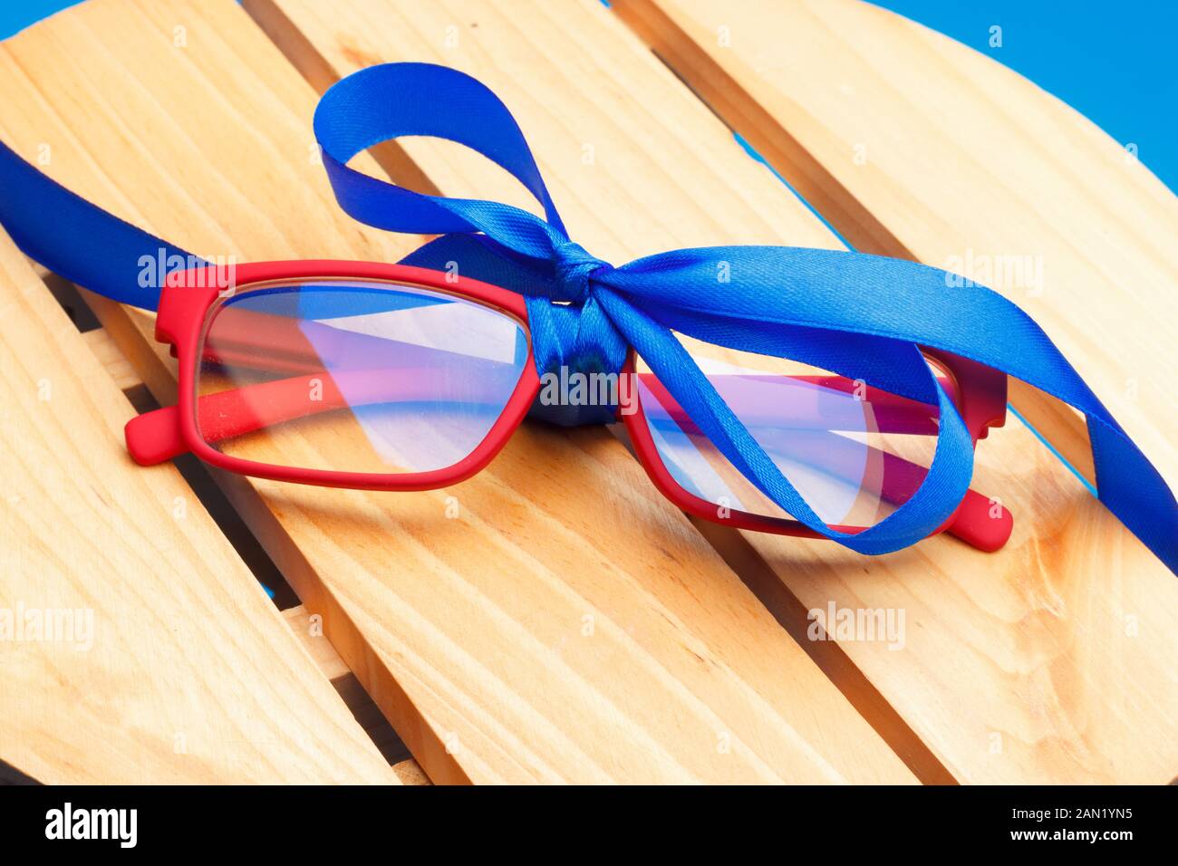 Gli occhiali e le lenti graduate su uno sfondo semplice, con una scala  graduata di occhiali per essere in grado di vedere sia da lontano o vicino  o per ingrandire le dimensioni