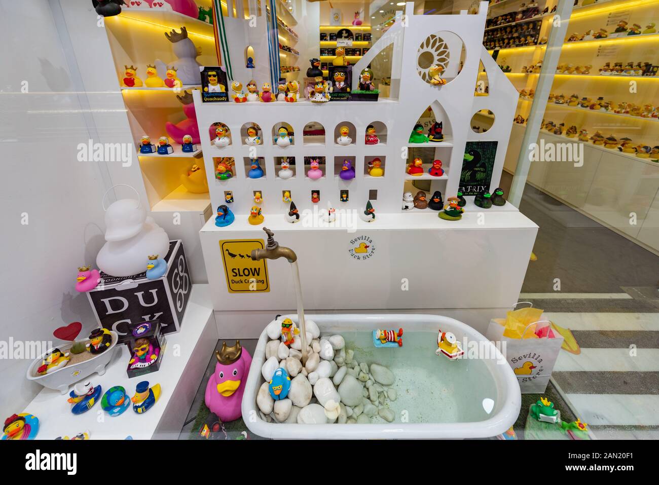 Sevilla Duck Store mostra la sua insolita collezione di anatre di gomma in vendita in Calle Sagasta, Siviglia. Foto Stock