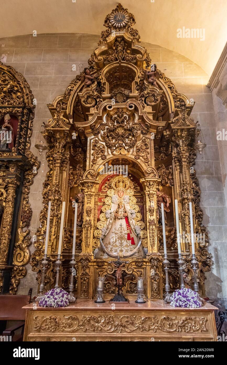La elaborata pala d'altare del XVIII secolo di José Maestre di nostra Signora di El Rocio in Iglesia Colegial del Salvador, in Plaza de Salvador, Siviglia Foto Stock