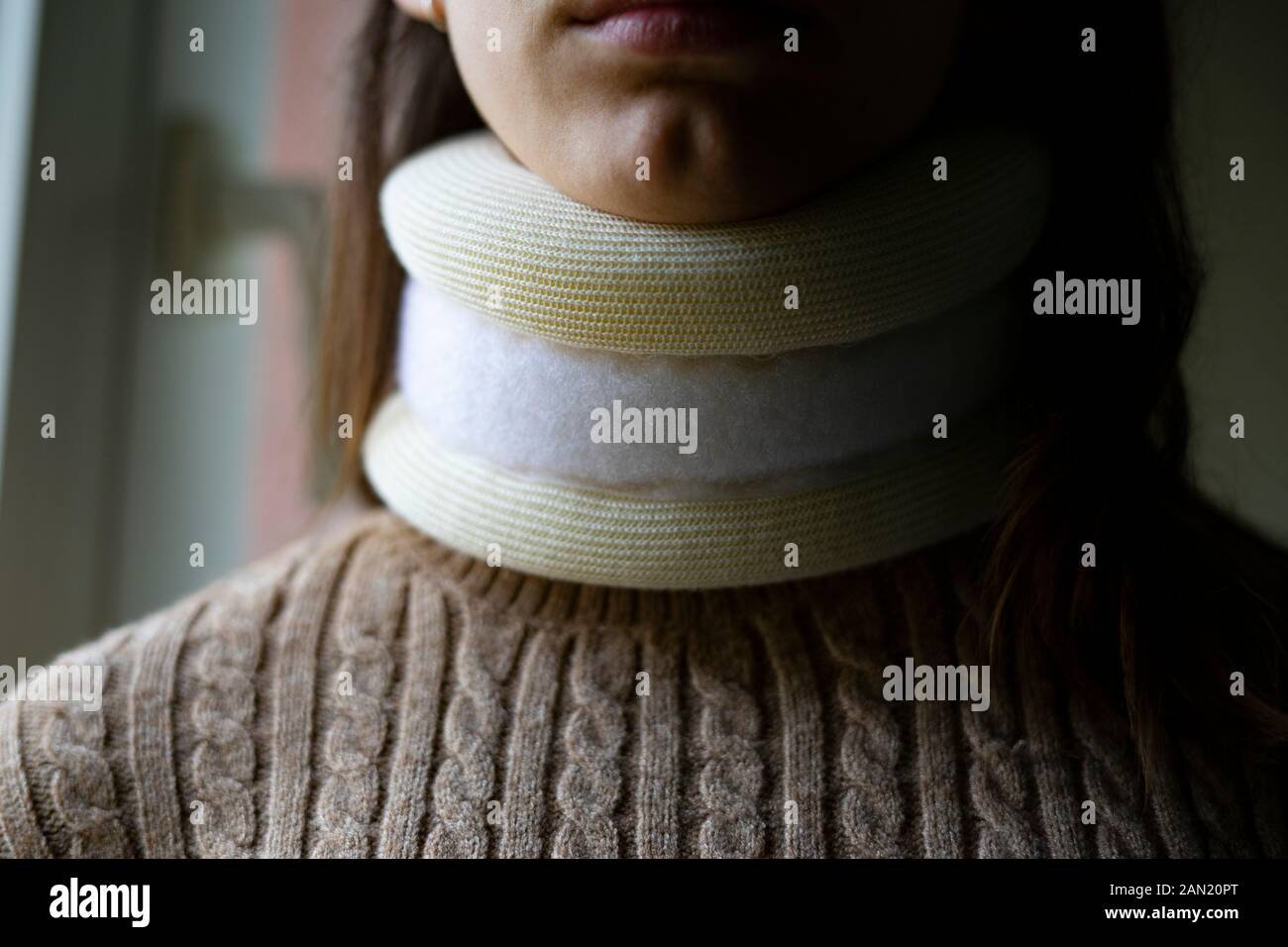 Giovane donna con un collare cervicale. Rinforzo del collo e incidente  stradale concetto Foto stock - Alamy