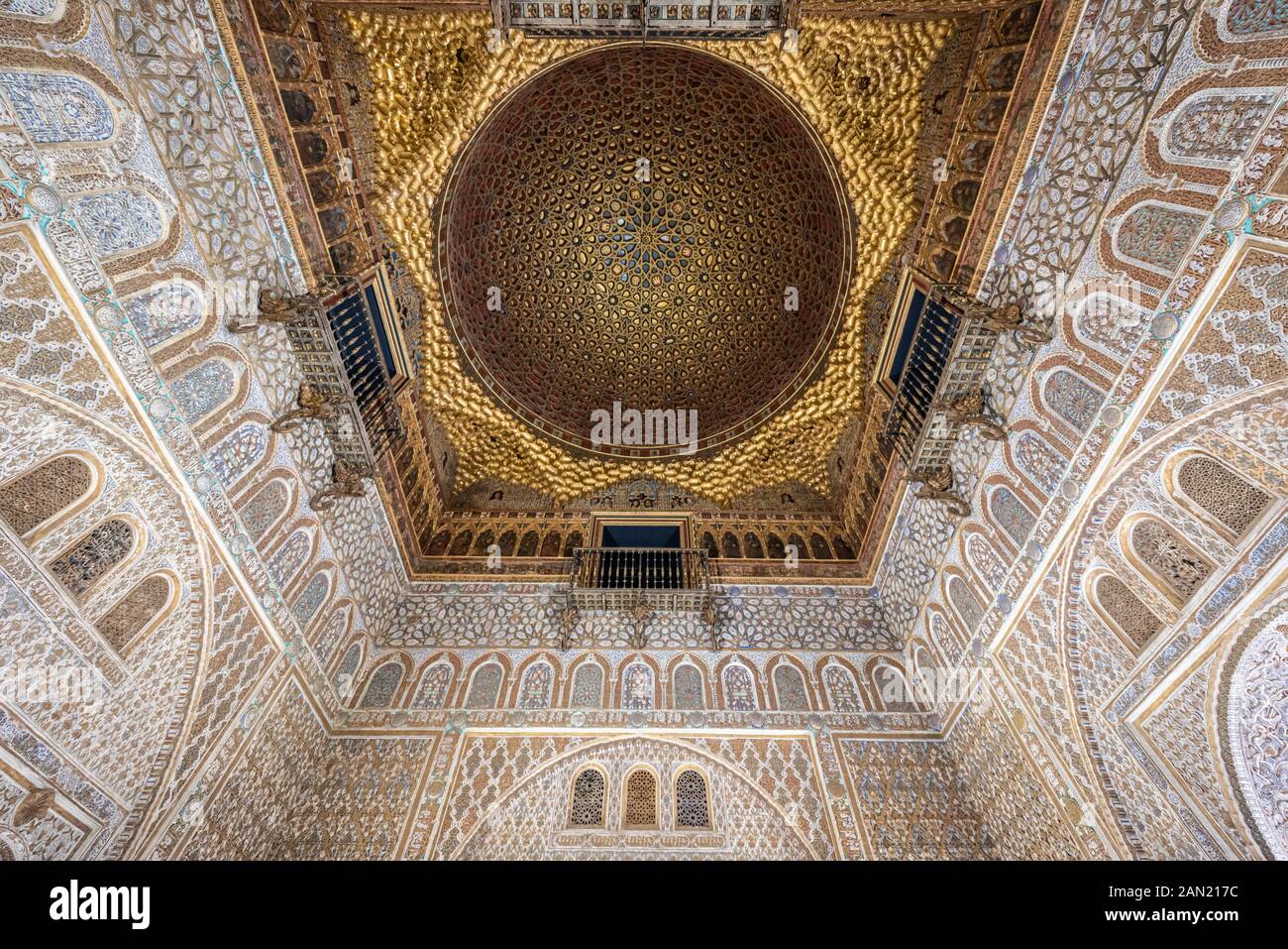 La splendida intagliata e dorata interlacciato cupola in legno nel Salón de los Embajadores del palazzo di Alcazar il Palacio Del Rey Don Pedro. Foto Stock