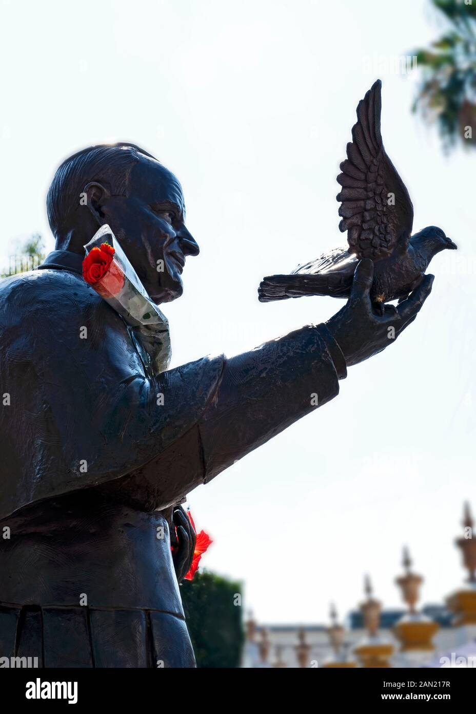 La statua di Papa Giovanni Paolo II di fronte a San Pietro nella parrocchia in Tlaquepaque, Messico Foto Stock