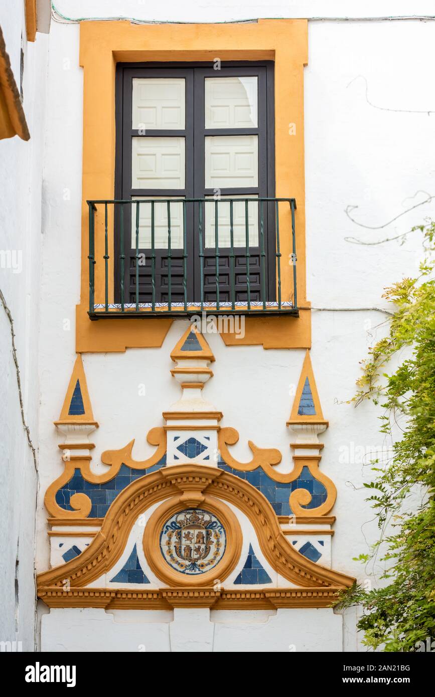 Un'elaborata cresta si trova sopra l'ingresso del Jardin del Chorrón (Giardino del torrente) nel Palazzo Alcázar Foto Stock