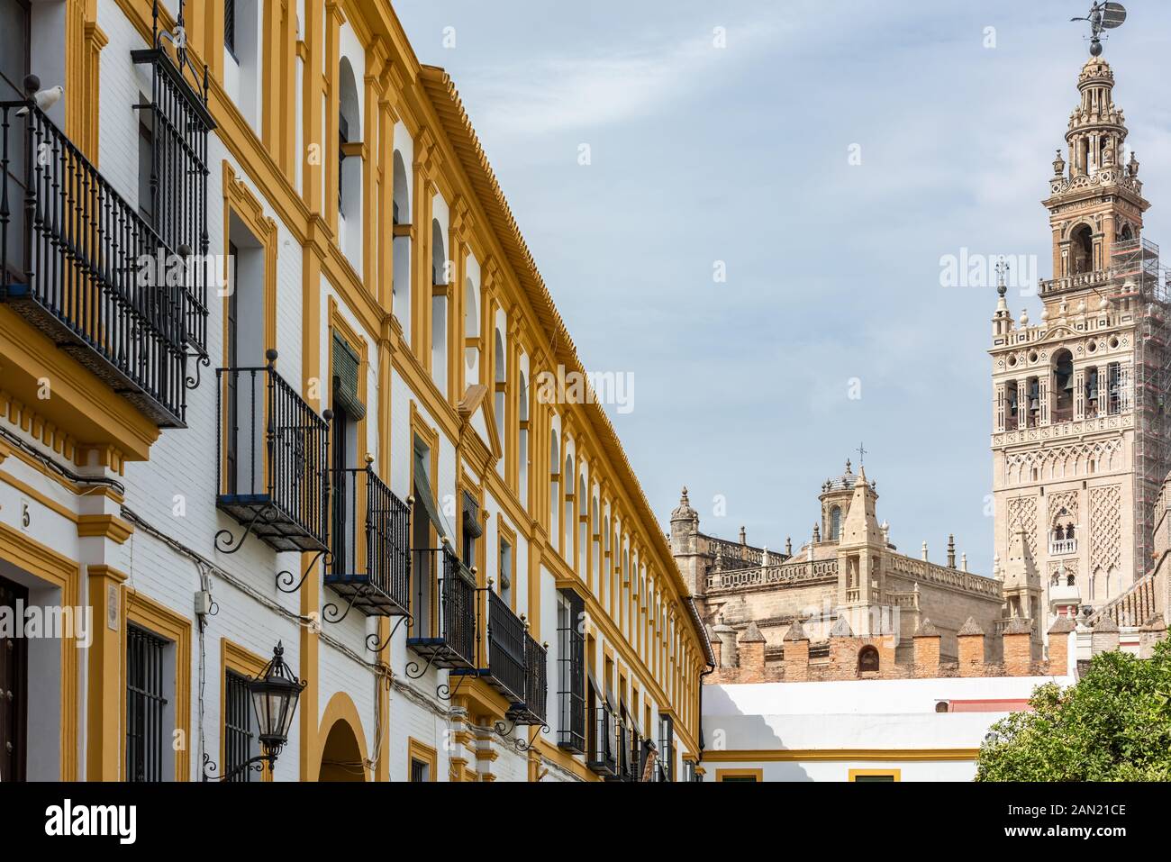 Il campanile la Giralda di Siviglia dal patio de Baneras nel Real Alcazar Foto Stock