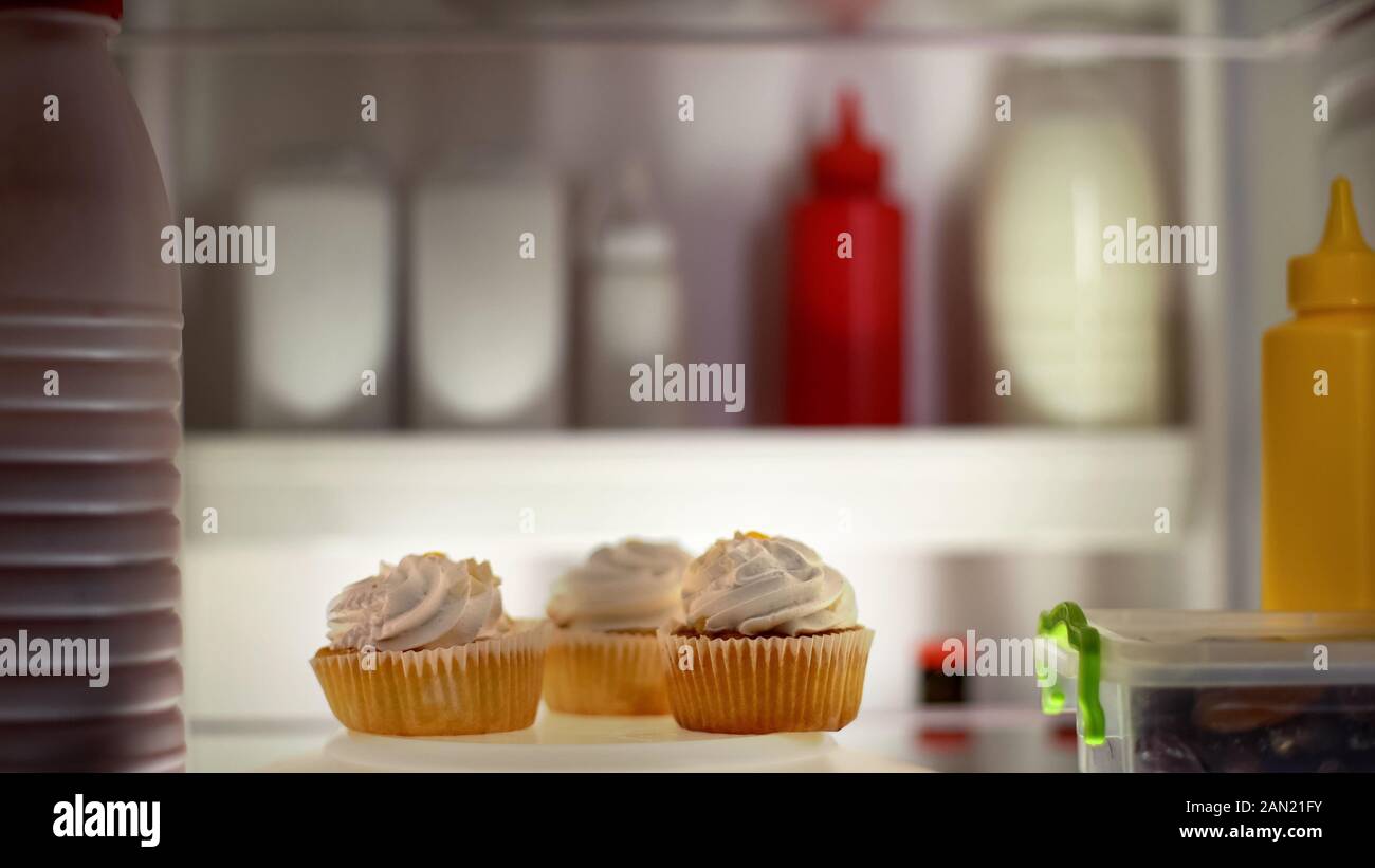 Primo piano delle tortine all'interno del frigo e malsano, nutrizione, ad alto contenuto calorico pasto Foto Stock