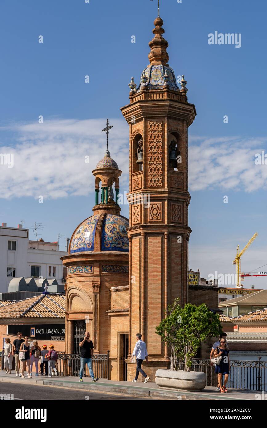 La Capillita del Carmen de Puente de Triana, una piccola cappella, sacrestia e campanile ottagonale dedicato alla Vergine del Carmen Foto Stock