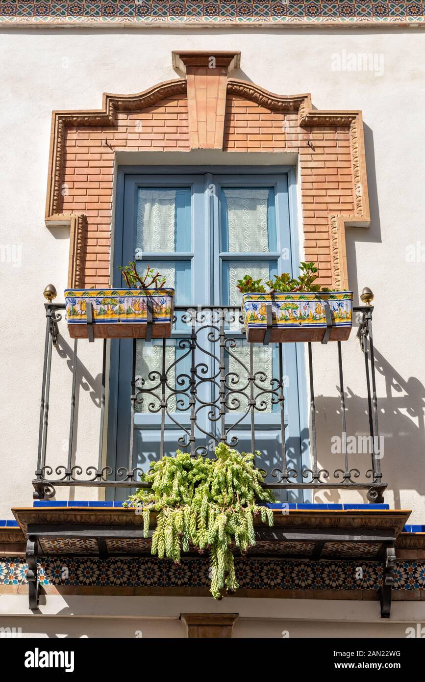 Un elaborato contorno di mattoni decorano le finestre francesi su un  balcone su una casa in Calle Pelay Correa a Triana, Siviglia Foto stock -  Alamy