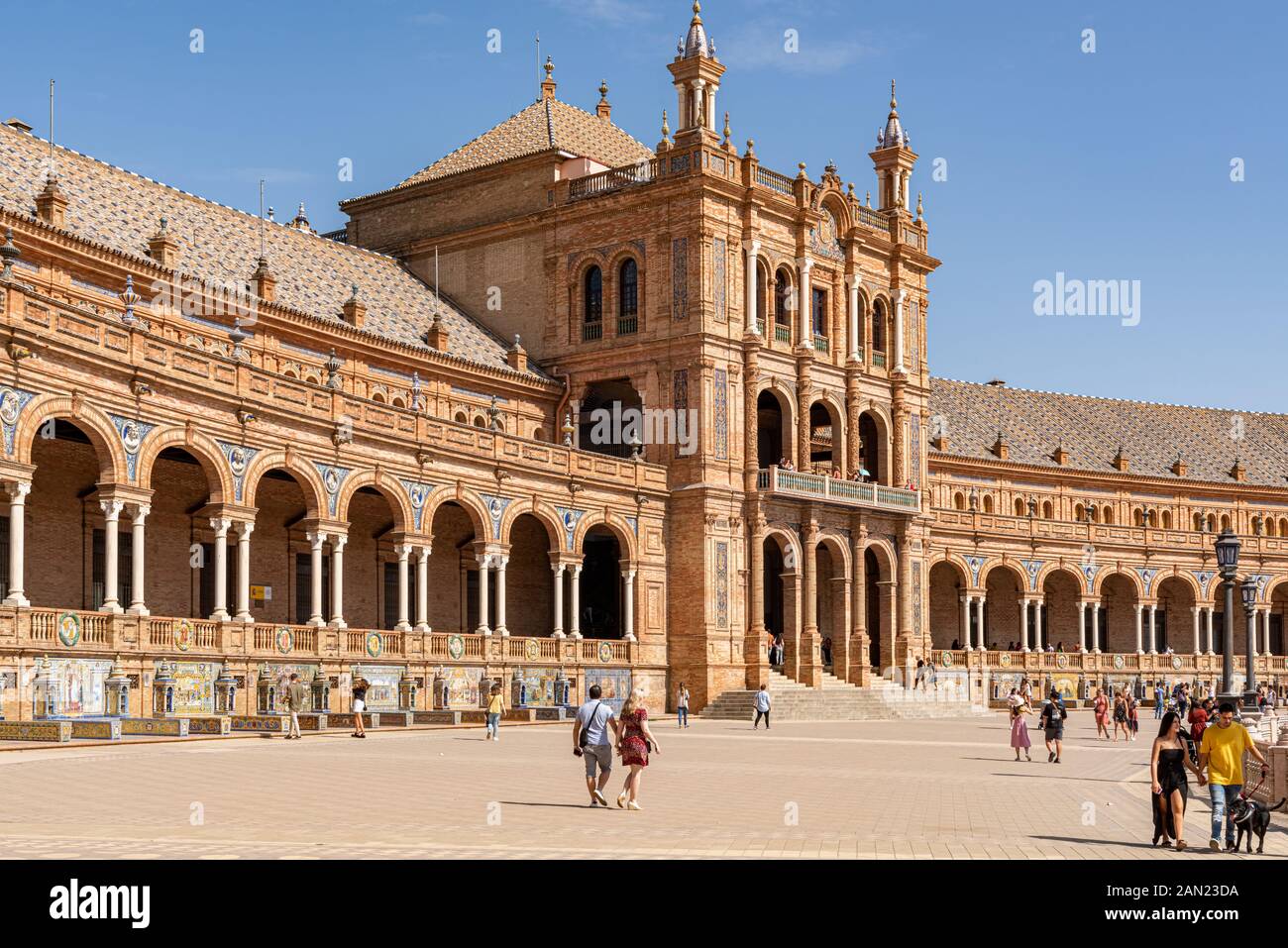 L'edificio Plaza de España del 1929 è un esempio di architettura del Regionalismo, con elementi in stile barocco, rinascimentale e moresco. Aníbal González Foto Stock