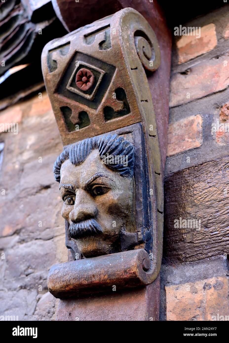 Volto scolpito su travi in legno da Hans Raffns house dal Medioevo, Angelo casa in Ystad, Scania in Svezia Foto Stock