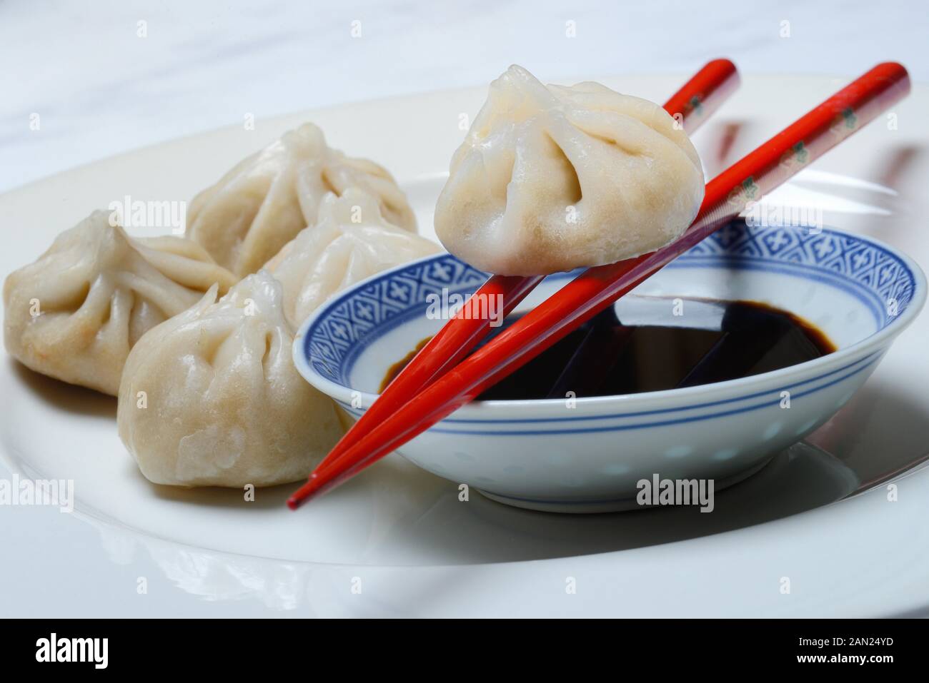 Dim Sum, gnocchi ripieni e ciotola con la salsa di soia, rosso bacchette, Germania Foto Stock
