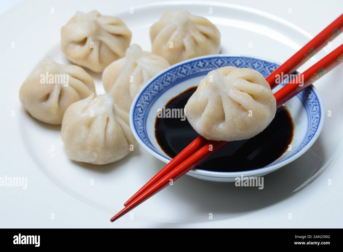Dim Sum, gnocchi ripieni e ciotola con la salsa di soia, rosso bacchette, Germania Foto Stock