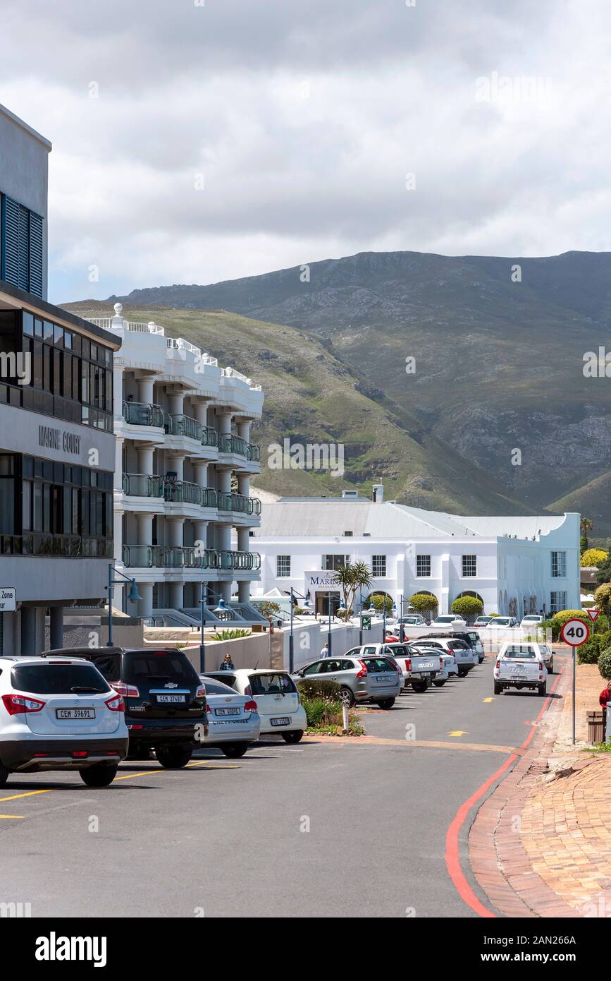 Hermanus, Capo Occidentale, Sud Africa. Dicembre 2019. La famosa località balneare di Hermanus vista dal Porto Vecchio. Foto Stock