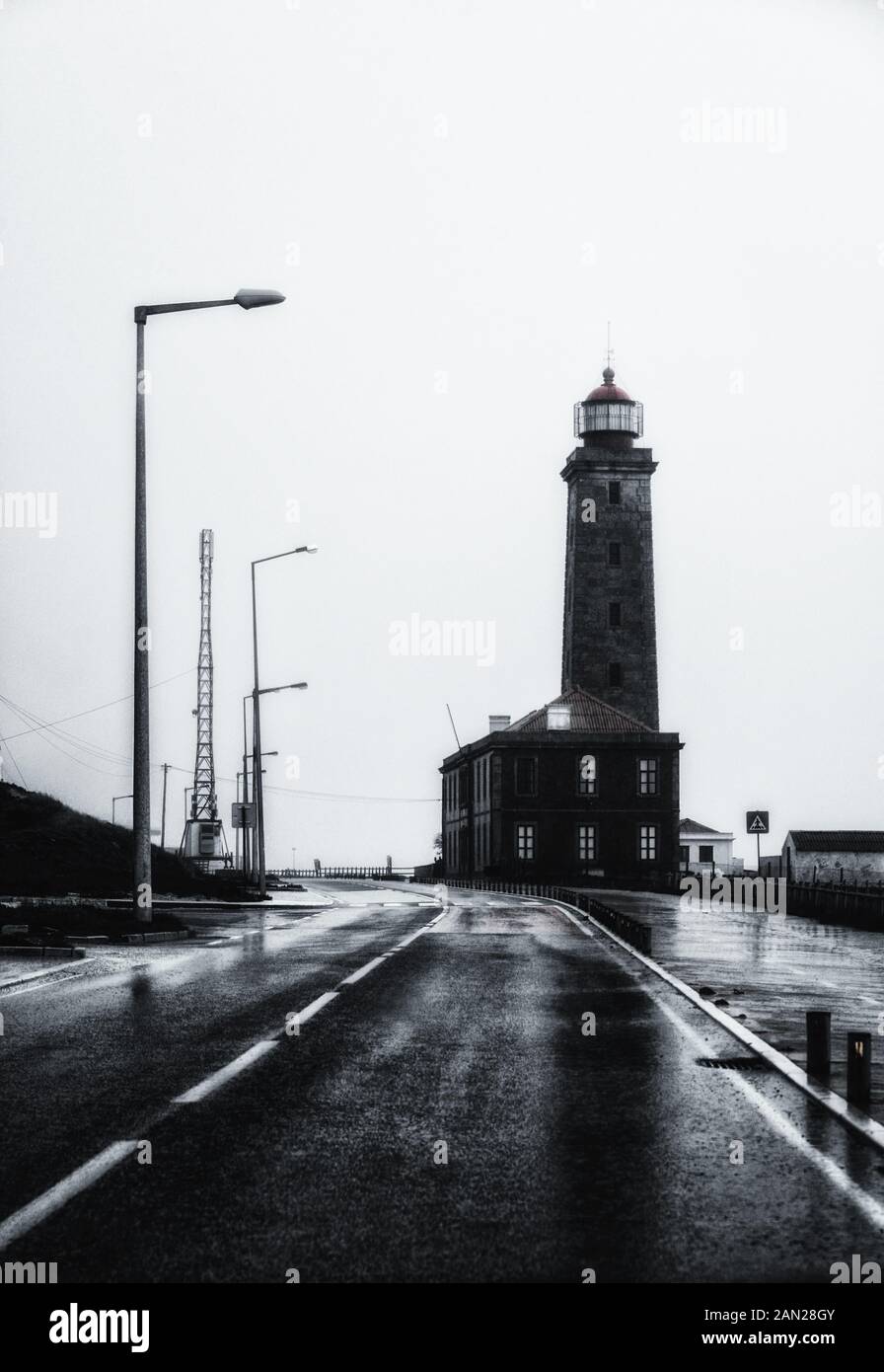 Moody giorno e il faro Foto Stock