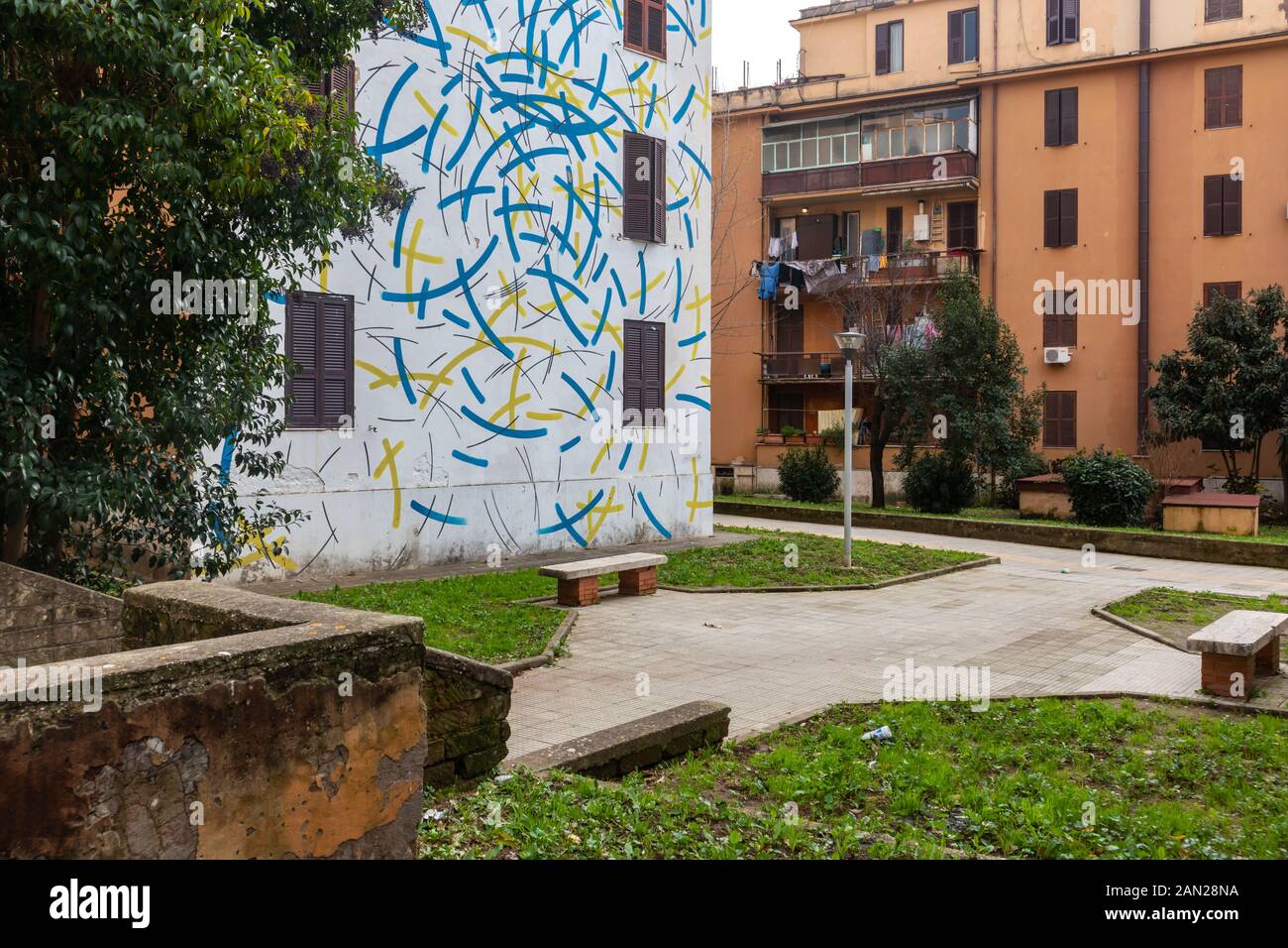 Roma, Italia - 22 dicembre 2019: murales nel quartiere dei musei di Tor Marancia. Disegni di vari artisti di strada, sulle facciate degli edifici. Foto Stock