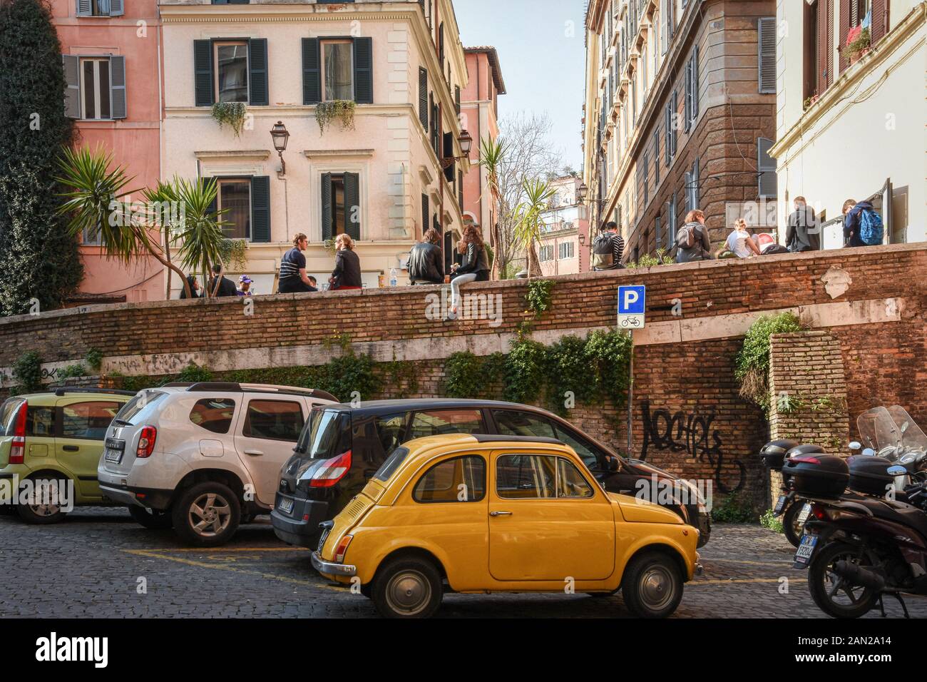 Roma, Italia, Europa: skyline della città e la vita quotidiana nel famoso Rione Monti (Monte quartiere), il primo e il più antico quartiere di Roma Foto Stock