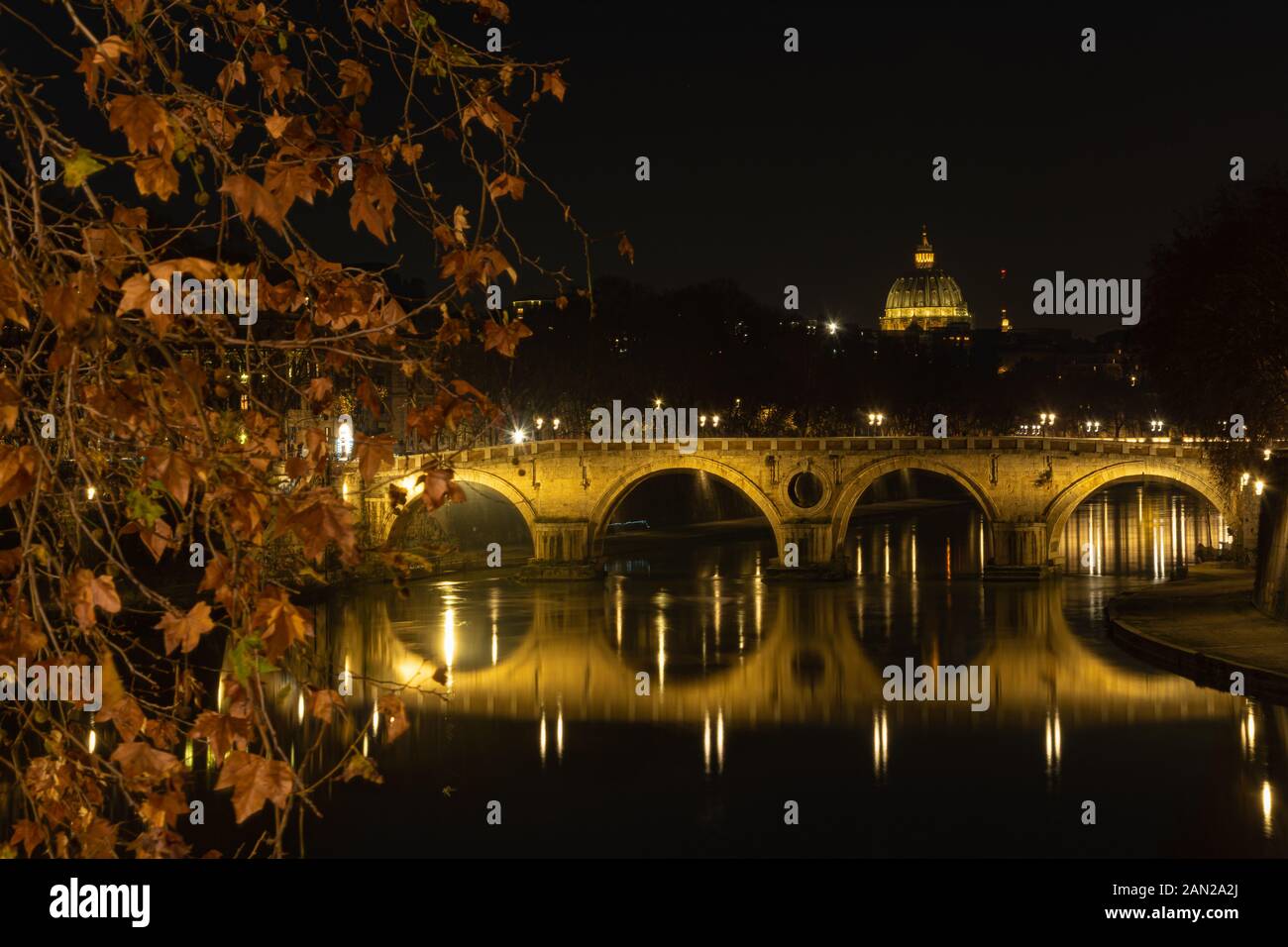 Roma, Italia: notte skyline con Ponte Sisto (Ponte Sisto) sul fiume Tevere e la Basilica Papale di San Pietro, la chiesa più grande del mondo Foto Stock