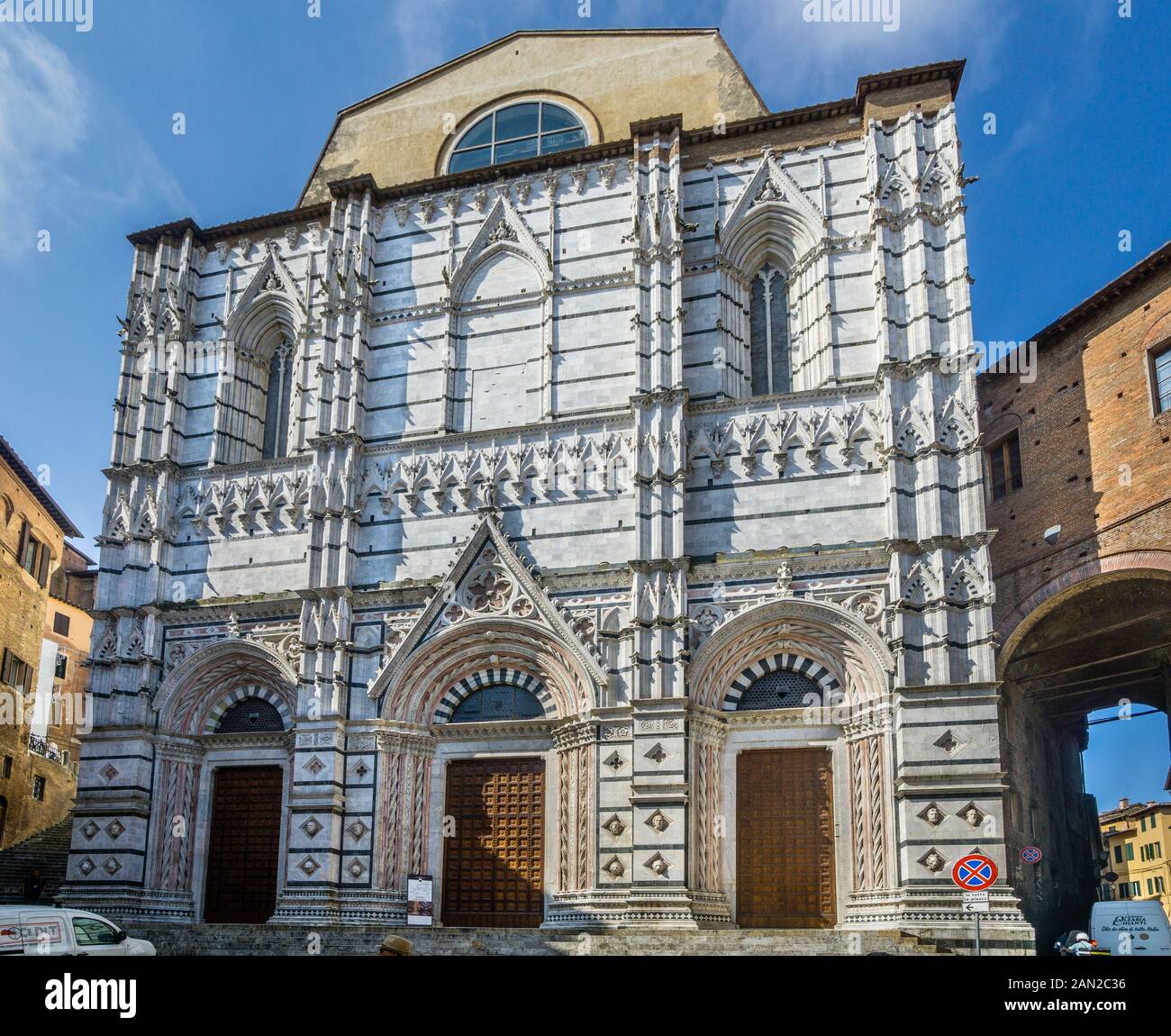 Facciata gotica del Battistero di San Giovanni a Siena, Toscana, Italia Foto Stock