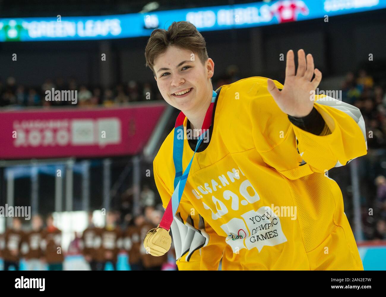 Il giocatore di hockey ceco Zuzana Trnkova riceve la medaglia d'oro dopo le gare miste di hockey su ghiaccio NOC 3-on-3 durante i Giochi Olimpici invernali Giovanile di Losanna 2020 a Losanna, Svizzera, 15 gennaio 2020. (Foto Ctk/Ballerino Vaclav) Foto Stock