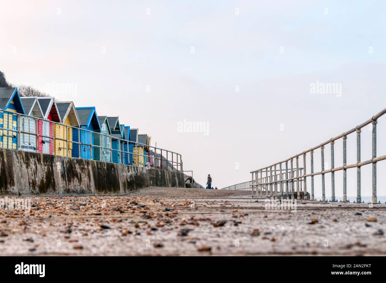Ghiaia gettata sul lungomare a Overstrand dalle tempeste invernali. Foto Stock