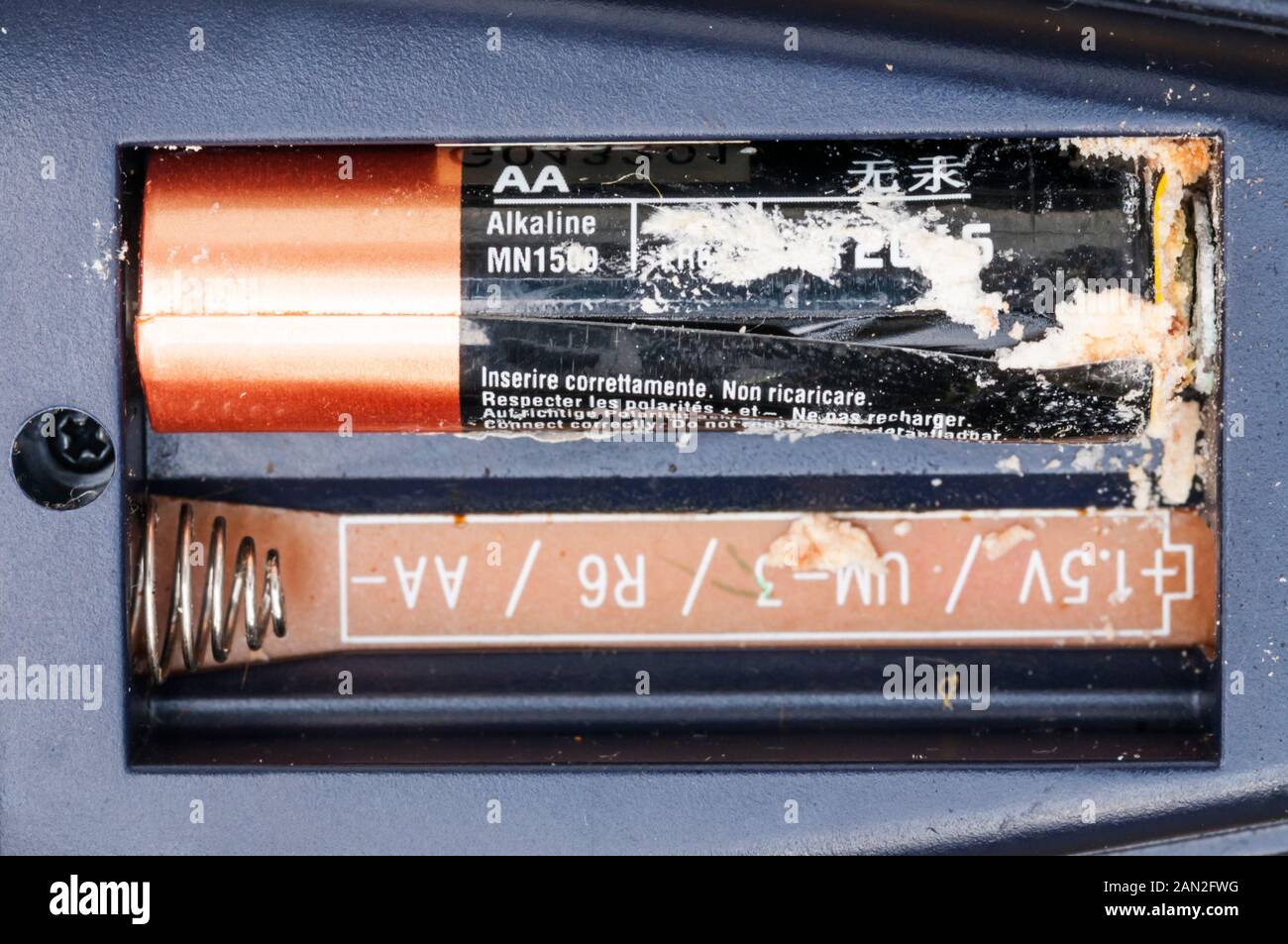 Una batteria alcalina AA che perde. Foto Stock