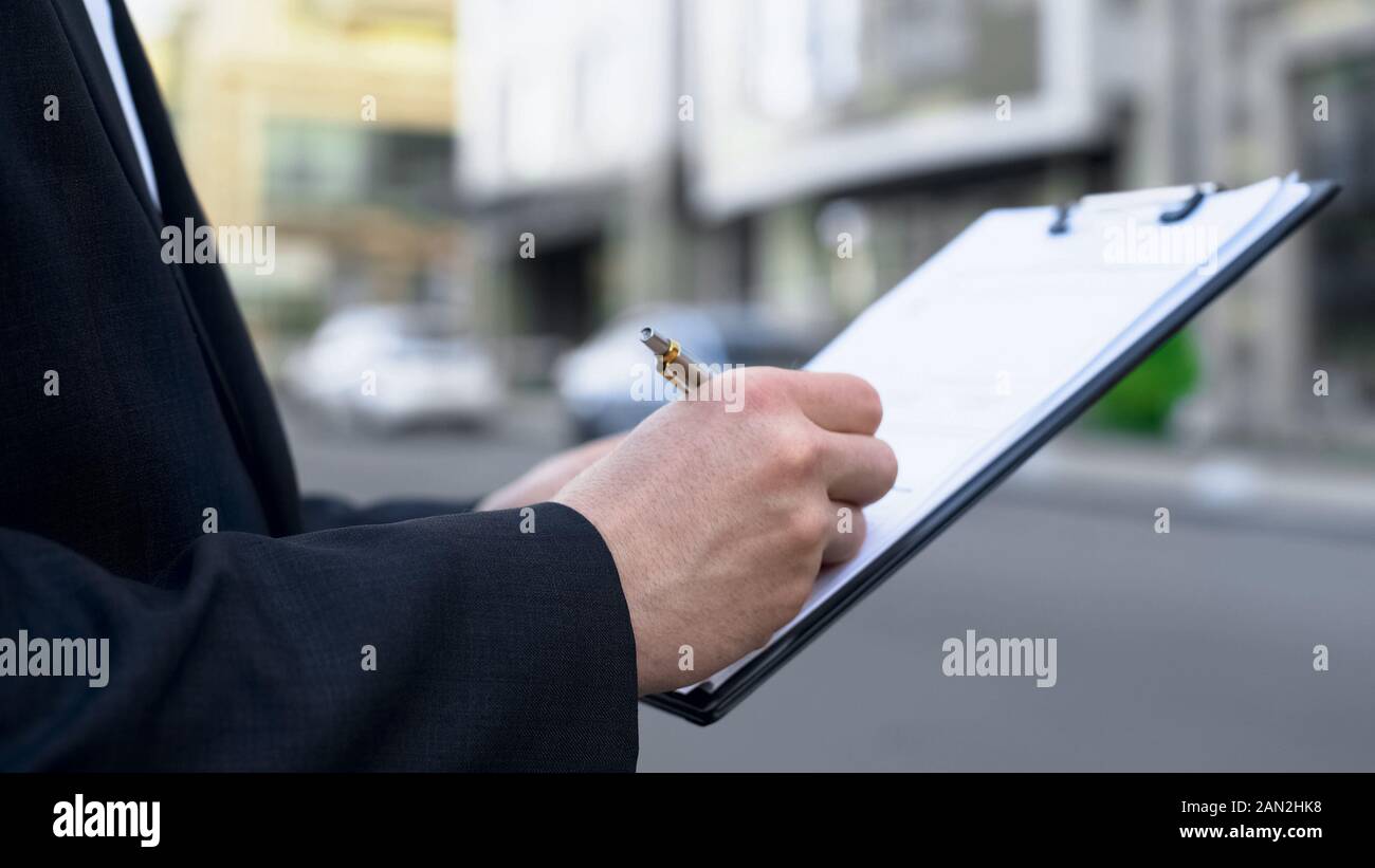 Agente immobiliare maschio iscritto fino elenco di potenziali acquirenti, ipoteca decisione queue Foto Stock