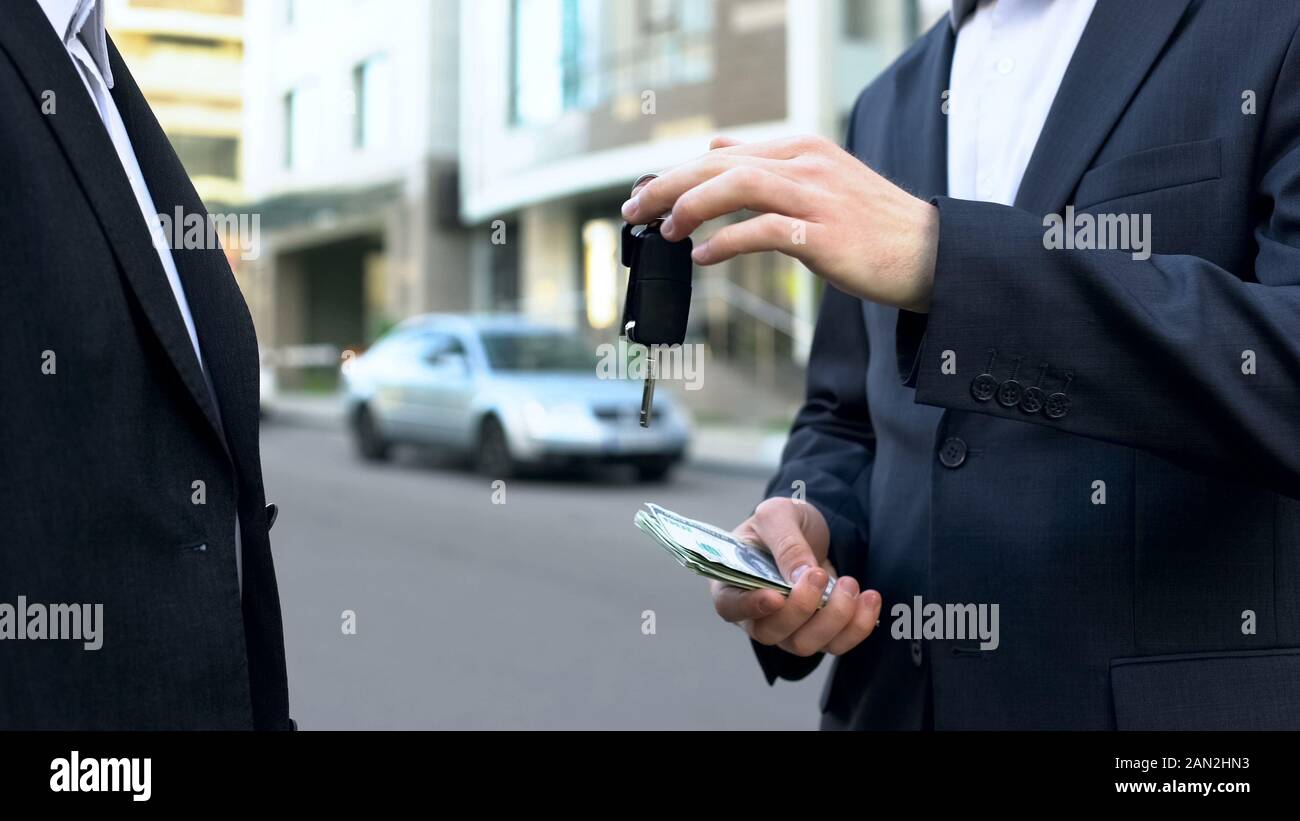 Acquirente del veicolo versamento di denaro al proprietario di auto, vendita di auto senza intermediario Foto Stock