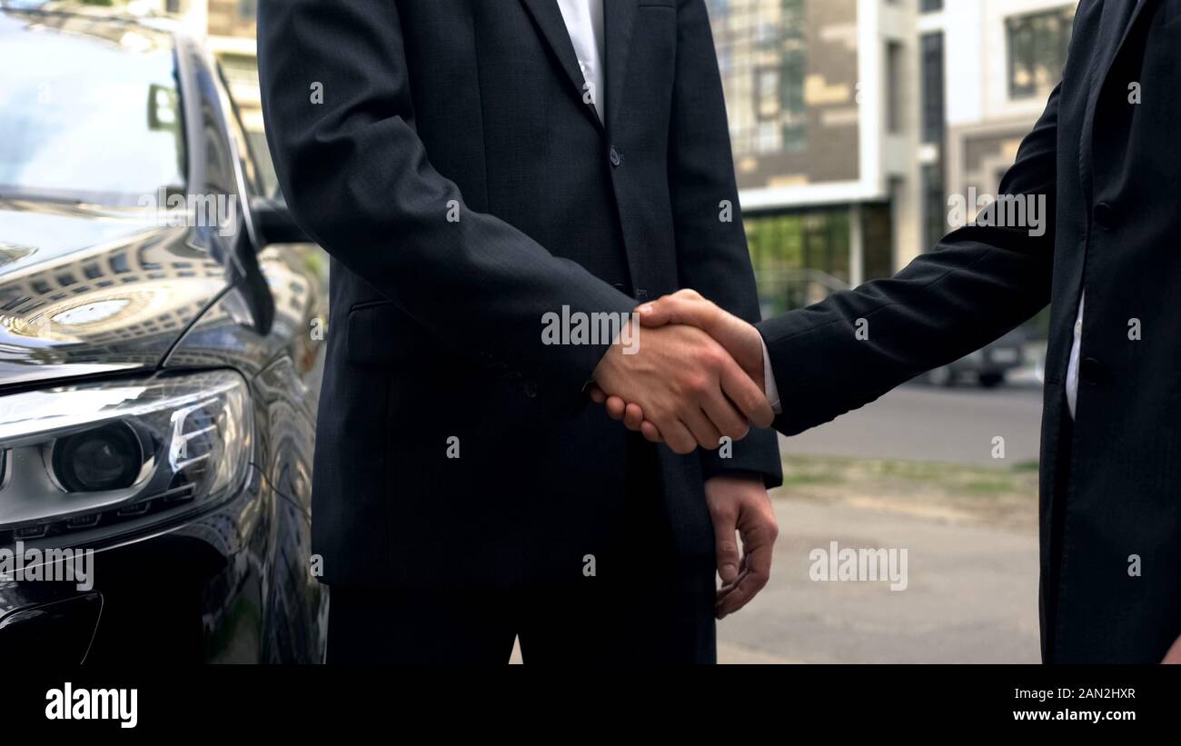 Imprenditori stringono le mani in accordo, sale riunioni all'aperto, lobbying informale Foto Stock