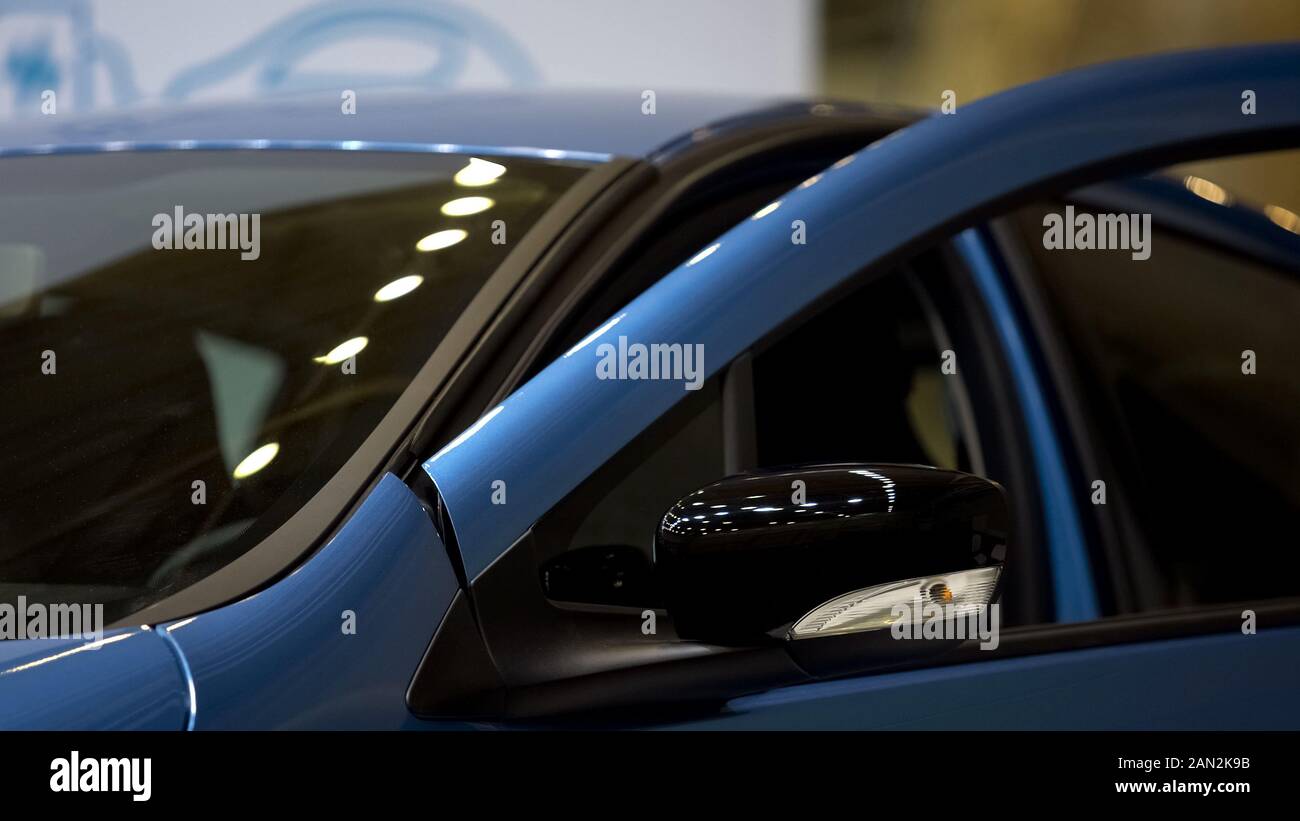 Nuova vettura lucido a esposizione automatica, prototipo di automobile, moderne tecnologie Foto Stock