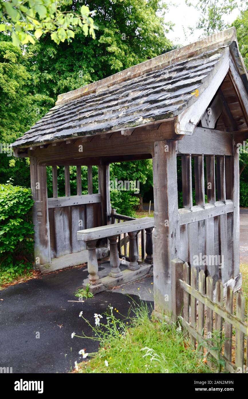 Lychgate in legno all'ingresso della vecchia chiesa parrocchiale di San Pietro, fuori del villaggio di Pembury, Kent, Inghilterra Foto Stock