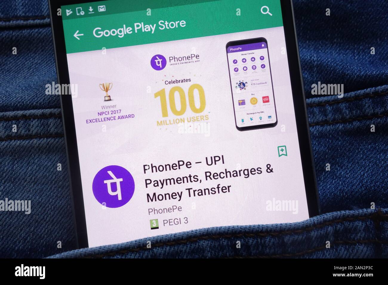 PhonePe app su Google Play Store sito web visualizzato sullo smartphone nascosto nella tasca dei jeans Foto Stock