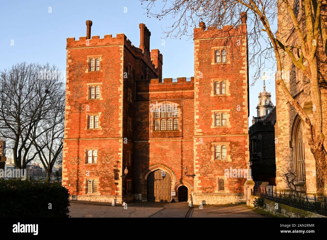 Storico palazzo di Lambeth Gatehouse, Lollards Tower, ingresso alla residenza ufficiale dell'Arcivescovo di Canterbury, capo della chiesa di Inghilterra. Foto Stock