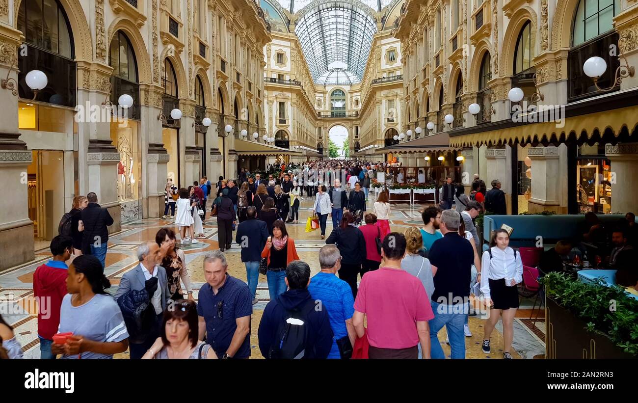 Persone che camminano in italiano famoso centro commerciale con le boutique di lusso, turismo Foto Stock